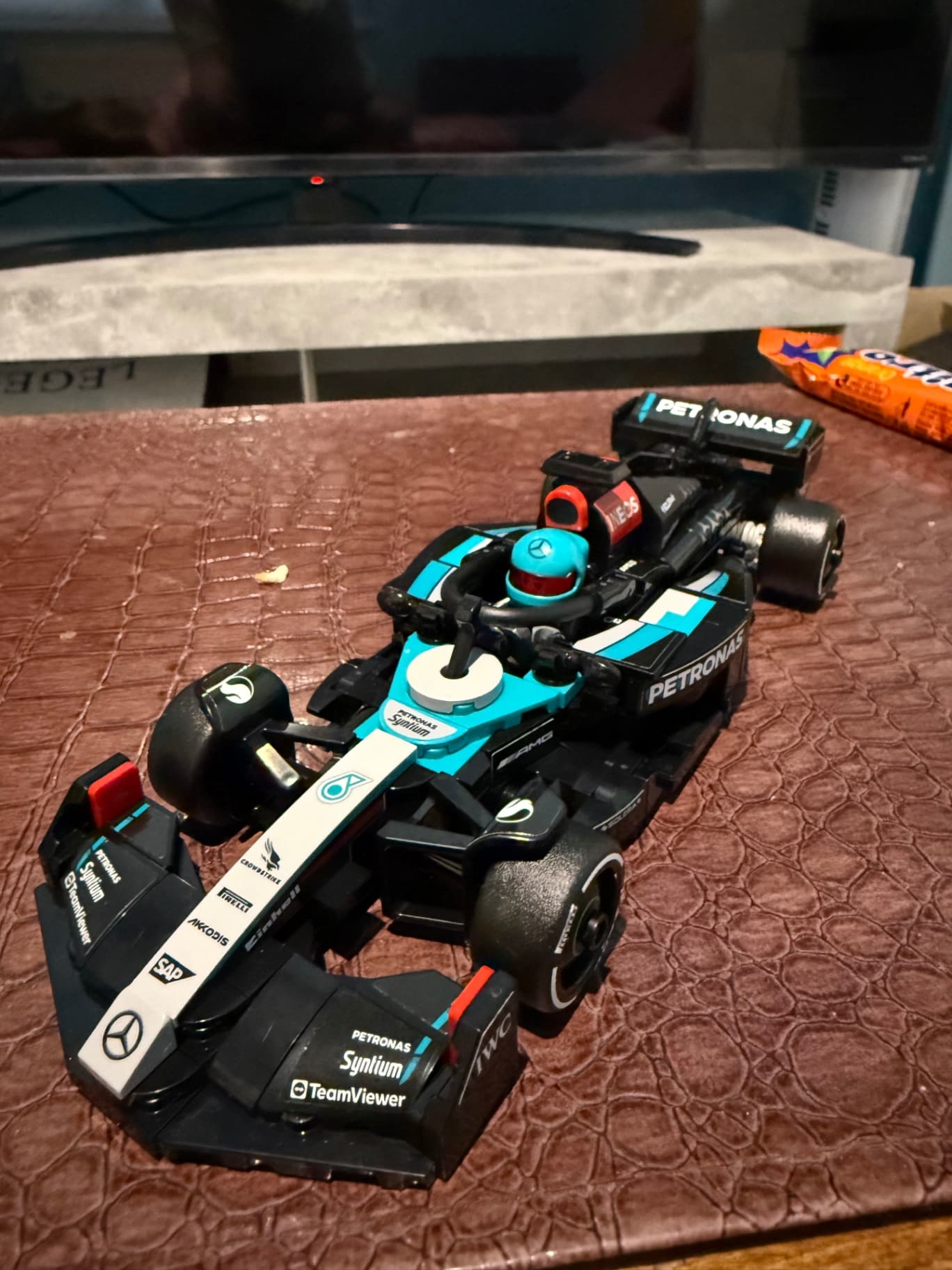 LEGO Mercedes-AMG F1 W12 E Performance 76909 — slika 1